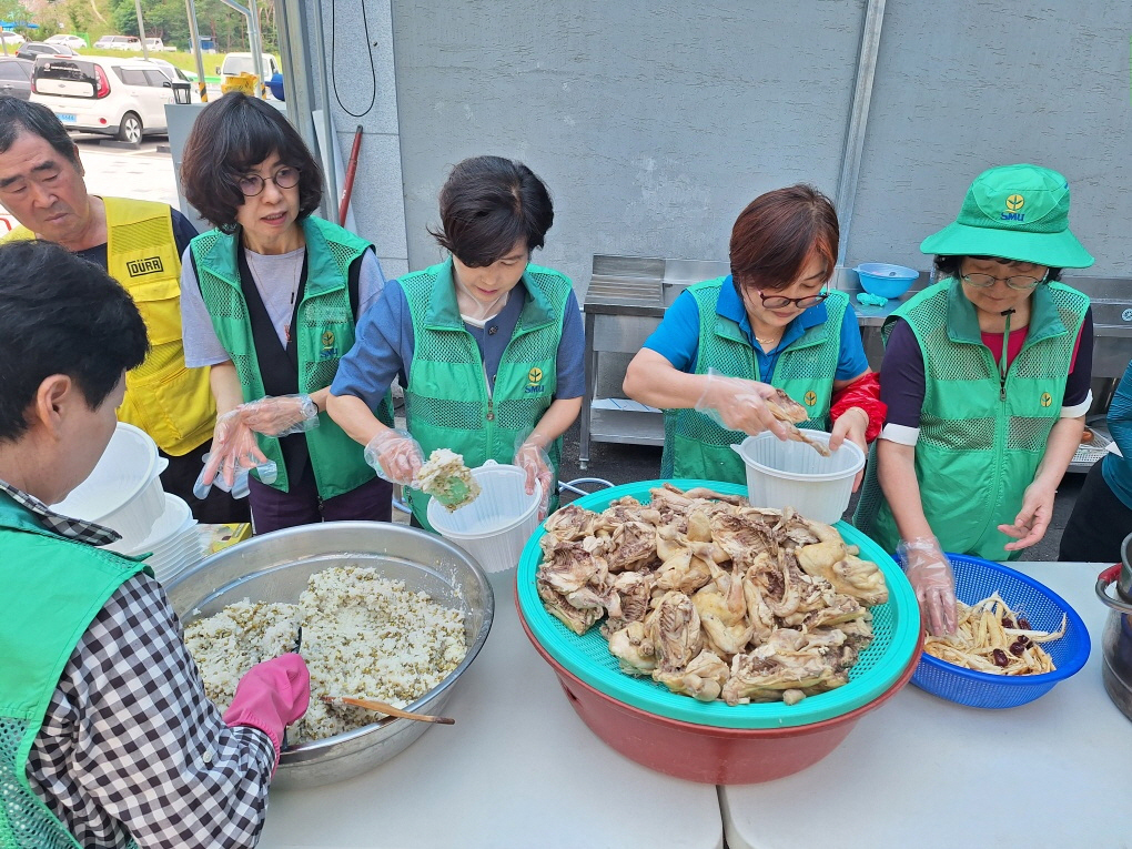 0722 강남동 새마을부녀회, 초복 맞이 삼계탕 나눔 실천 (2).jpg