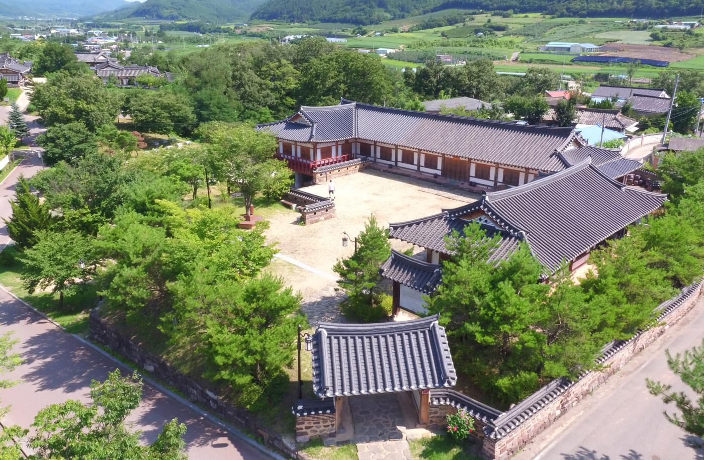 1-3 사진(여중군자 장계향 선생의 얼이 담겨있는 두들마을).jpg