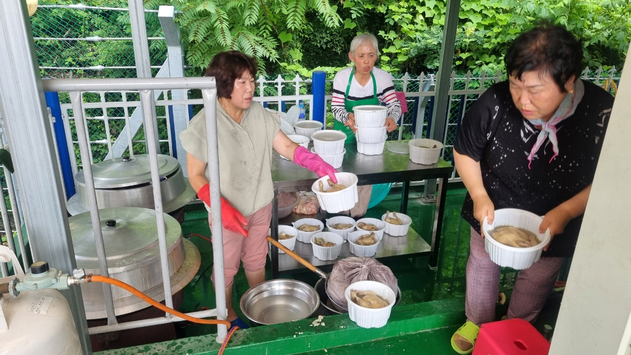0722 일직면 새마을부녀회, 사랑의 삼계탕드림 봉사 (2).jpg