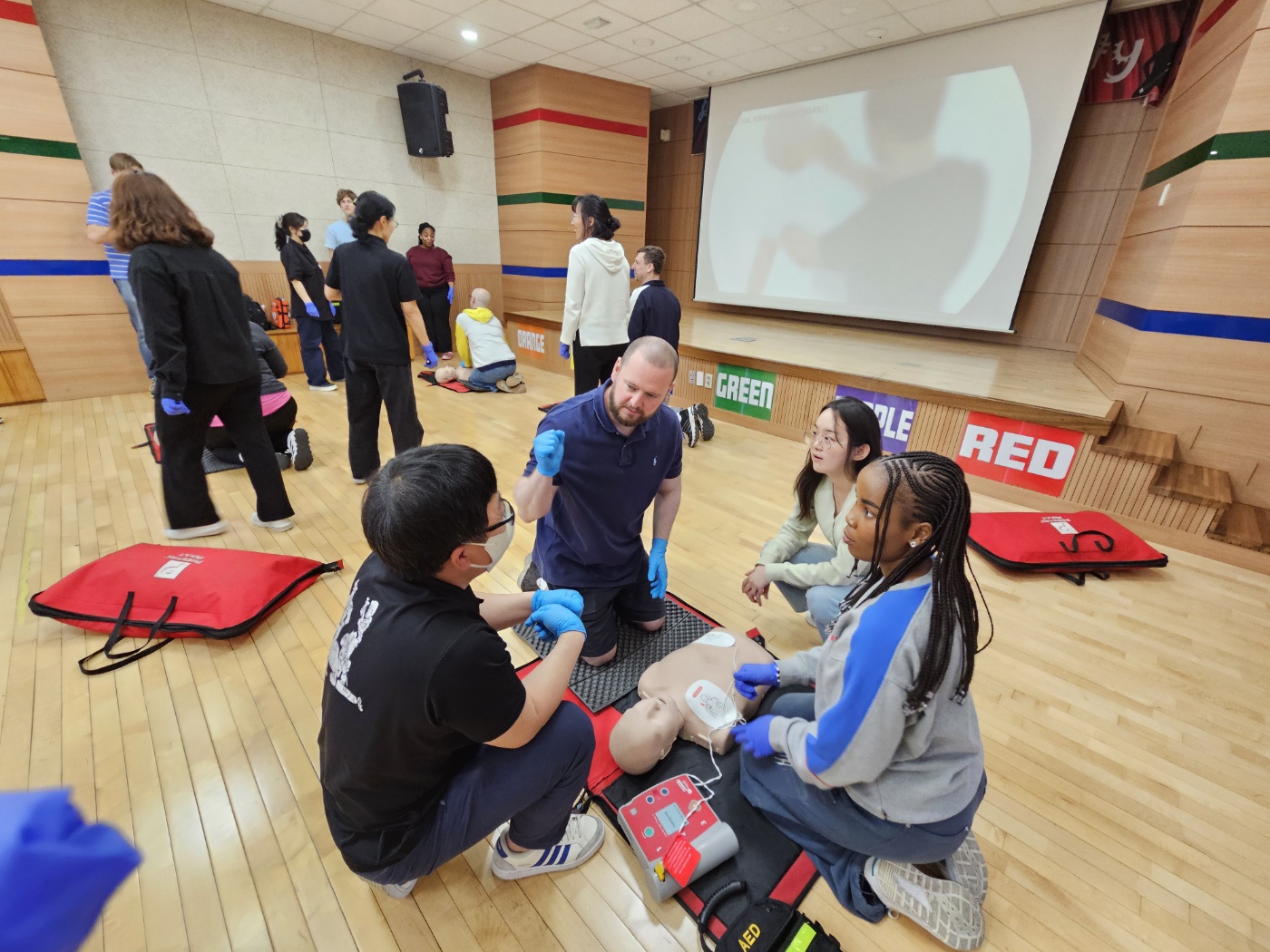 관련 사진2(국립경국대학교 평생교육원 안동영어마을·종합스포츠센터 AED 사용 실습).jpg
